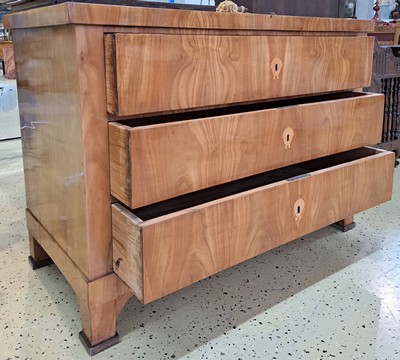 27043966f - Biedermeier-Kommode, um 1820, Kirschbaumfurnier, 3 Schubladen, Pfostenfüsse in schwarz ...