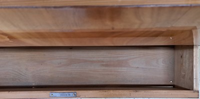 27043966g - Biedermeier-Kommode, um 1820, Kirschbaumfurnier, 3 Schubladen, Pfostenfüsse in schwarz ...