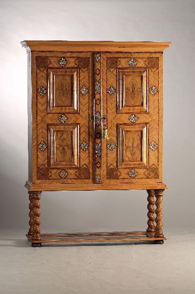 Image Kabinettschrank/Stollenschrank, wohl Braunschweig, um 1800, Furnierarbeit in Nussbaum ...