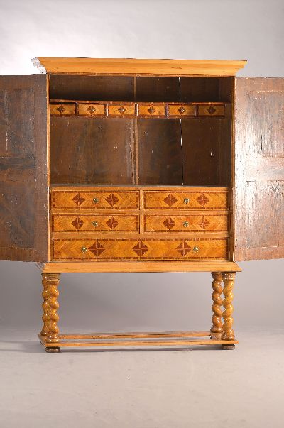 27043974a - Kabinettschrank/Stollenschrank, wohl Braunschweig, um 1800, Furnierarbeit in Nussbaum ...