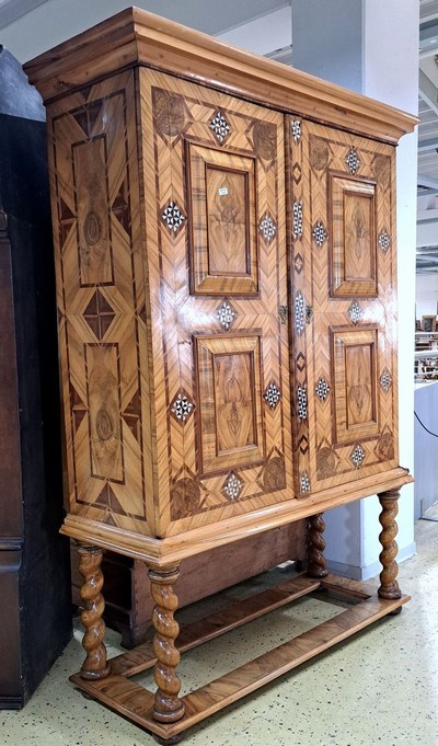 27043974c - Kabinettschrank/Stollenschrank, wohl Braunschweig, 1.H 18.Jh., Furnierarbeit in Nussbaum ...