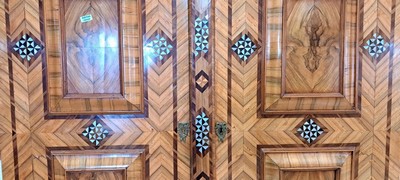 27043974d - Kabinettschrank/Stollenschrank, wohl Braunschweig, 1.H 18.Jh., Furnierarbeit in Nussbaum ...