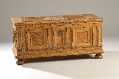 Image Barock-Truhe, wohl Hessen, um 1750, Eiche massiv, kassettierte Front, Seiten und Deckel, ...