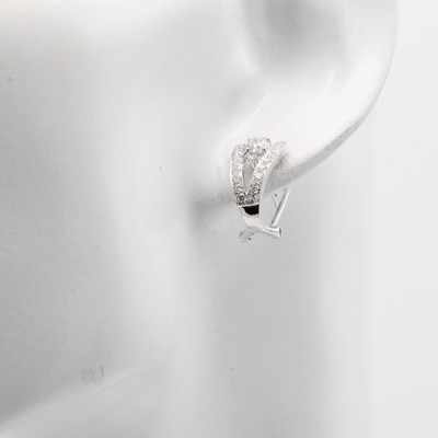 27043983a - Paar Steckerclip mit Brillanten, WG 750/000, 2 Brill. zus. ca. 0.48 ct u. 40 Brill. zus. ...