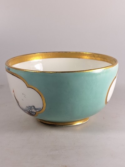 27043993e - Deckeldose, Meissen, um 1740, Porzellan, türkisfarbener Fond, in Reserven feine ...