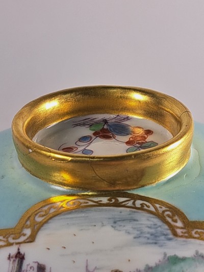 27043993i - Deckeldose, Meissen, um 1740, Porzellan, türkisfarbener Fond, in Reserven feine ...