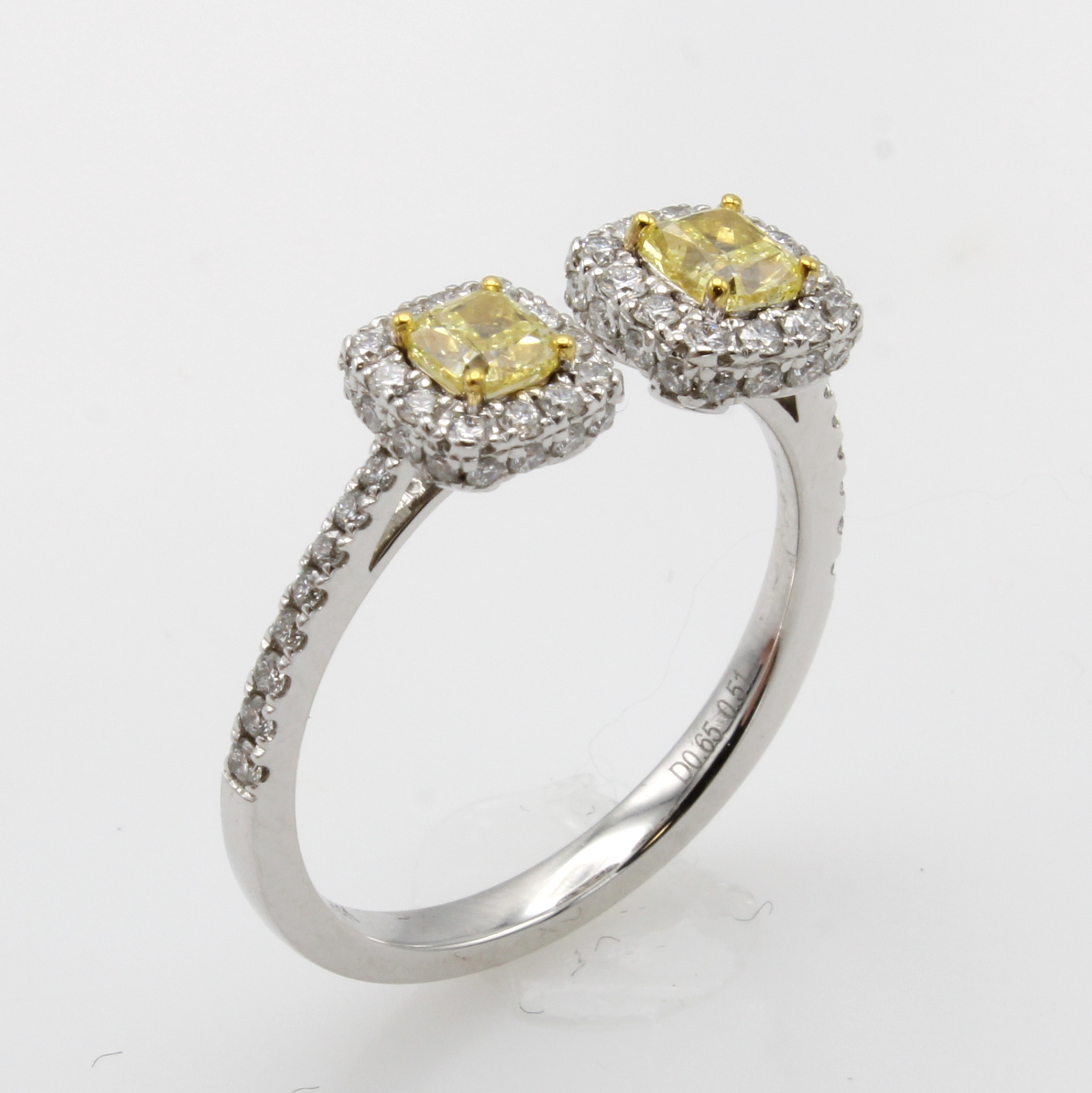 Image 27044005 - Ring mit Diamanten und Brillanten, WG 750/ 000, 2 Diam. im Cushionschliff zus. ca. 0.65 ...
