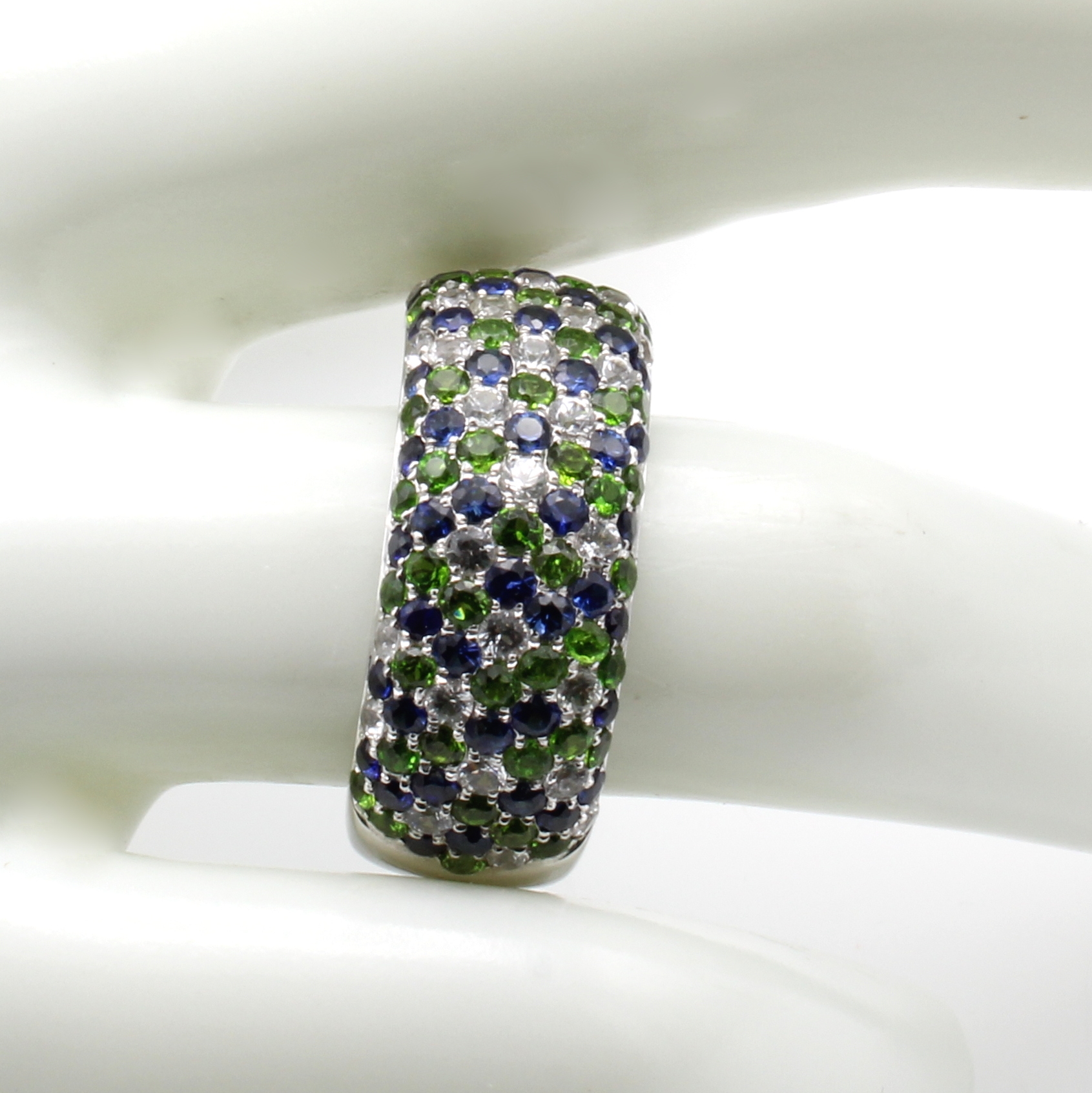 Image 27044009 - Ring mit Farbsteinen, WG 750/000, 45 blaue Saphire zus. ca. 0.99 ct, 30 weiße Saphire ...