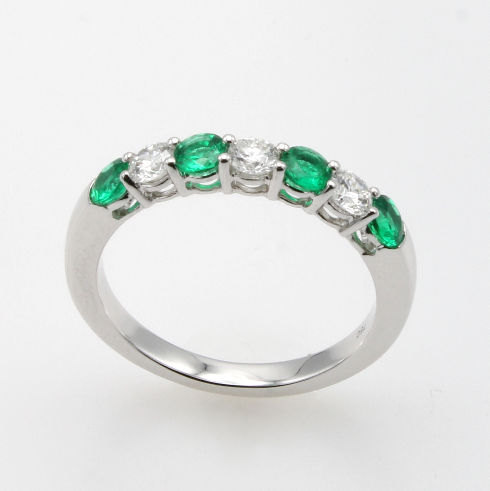 Image 27044014 - Ring mit Smaragden und Brillanten, WG 750/ 000, 3 Brill. zus. ca. 0.35 ct feines ...