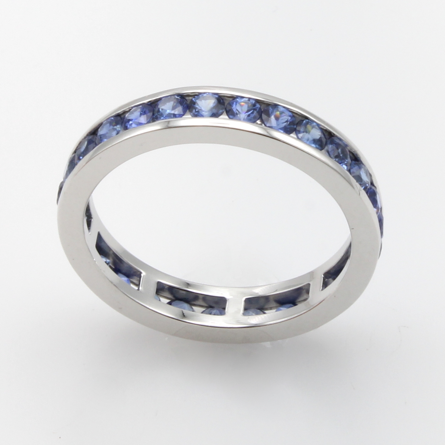 Image 27044016 - Ring mit Saphiren, WG 750/000, 27 blaue Saphire rundum bes. zus. ca. 1.93 ct, RW ca. 56 ...
