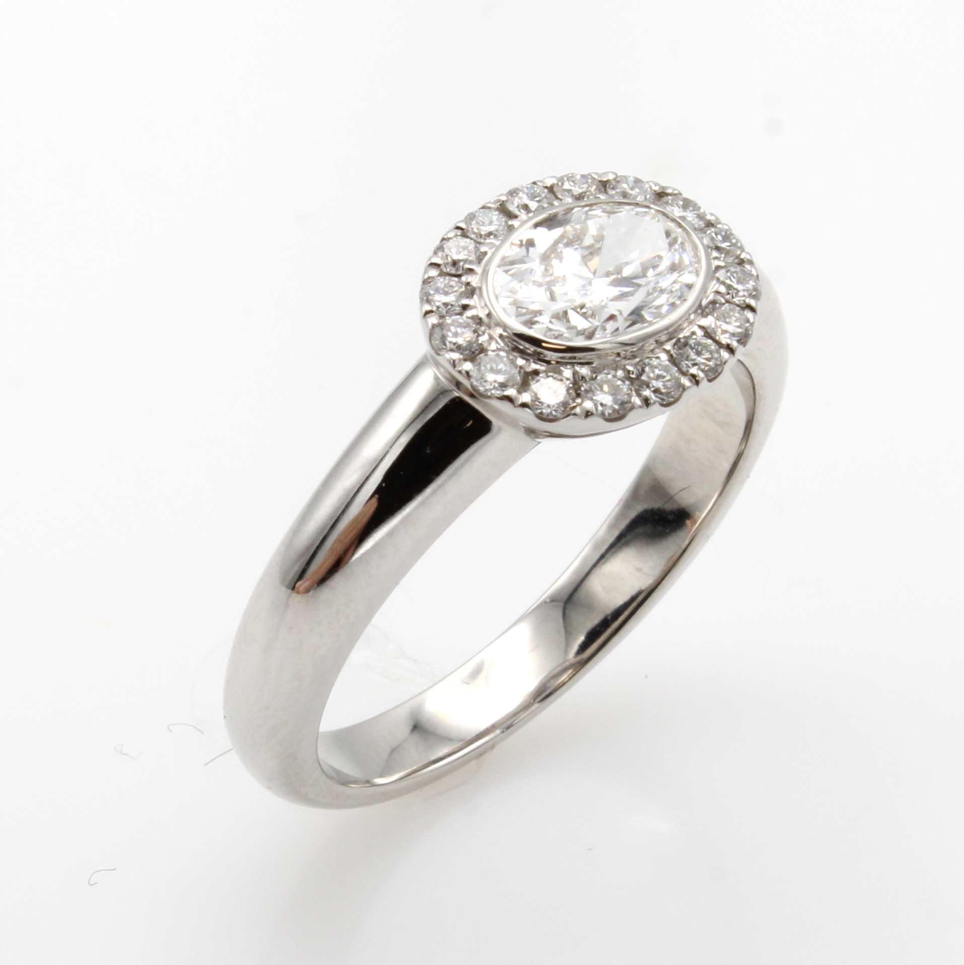 Image 27044057 - Ring mit Diamant und Brillanten, WG 750/000, diam. ca. 0.73 ct hochfeines Weiß(D)/vs1 ...