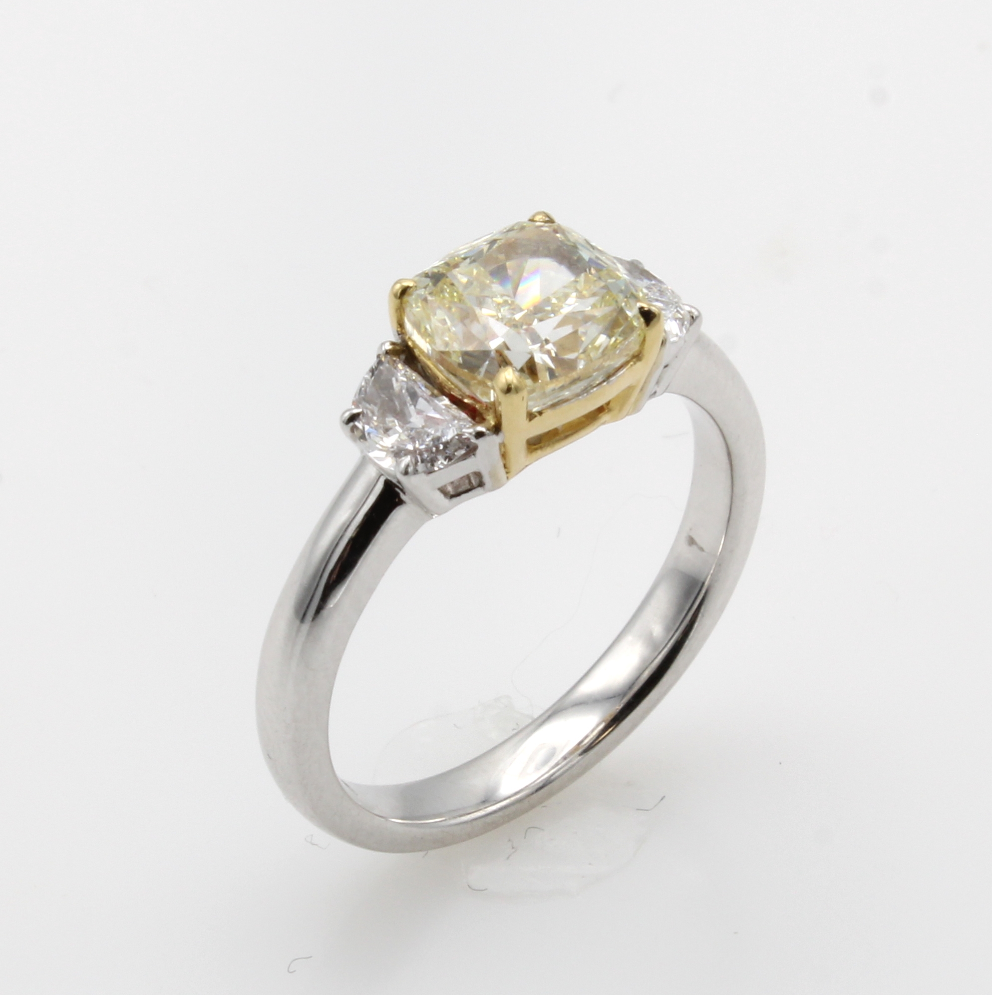 Image 27044061 - Ring mit Diamanten, WG 750/000, 1 Diam. im Cushionschliff 2.4 ct get (U-V9)/vvs1 mit Ex- ...