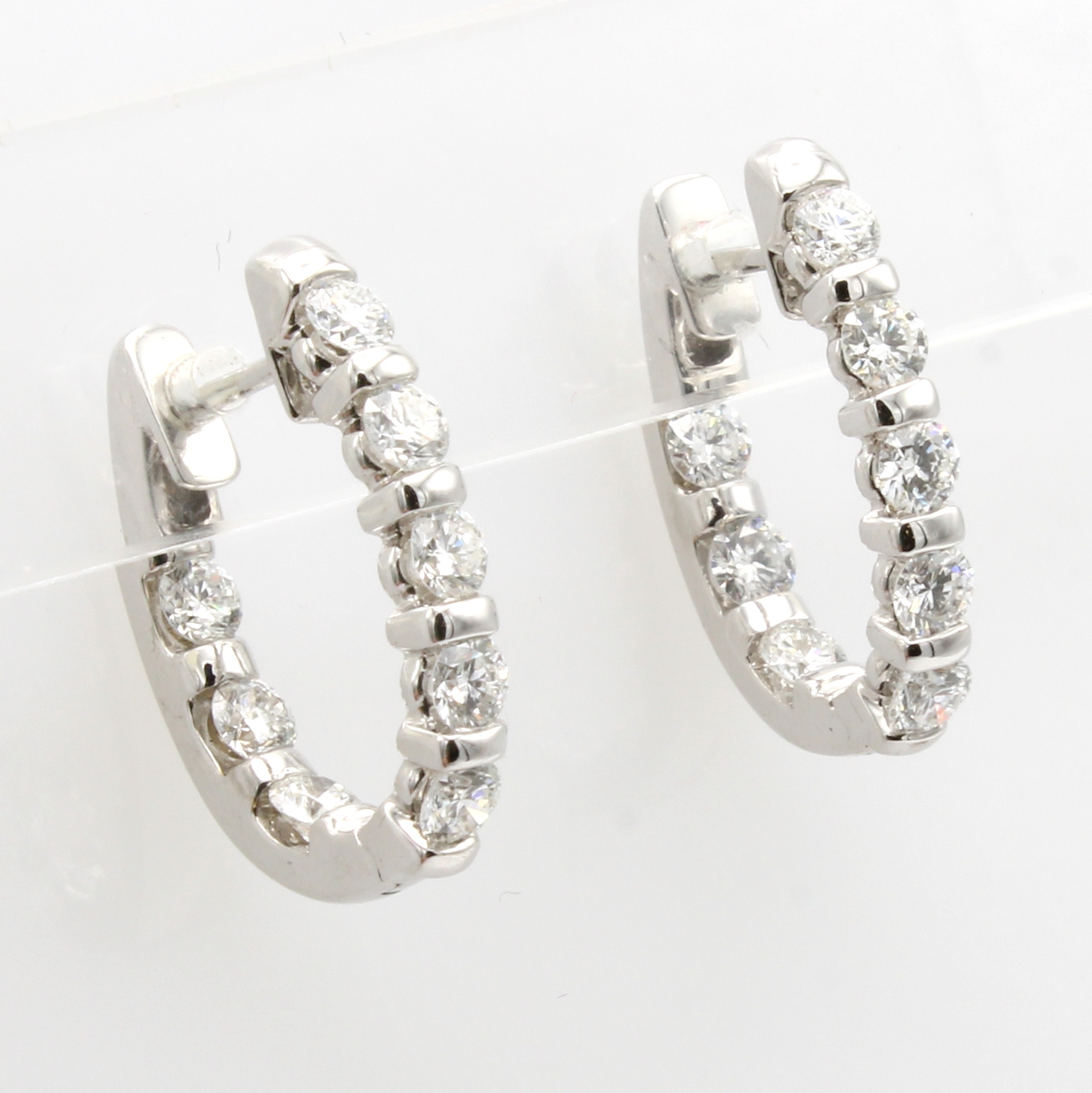 Image 27044064 - Paar Creolen mit Brillanten, WG 750/000, 16 Brill. zus. ca. 1.94 ct feines Weiß/si, D. ...