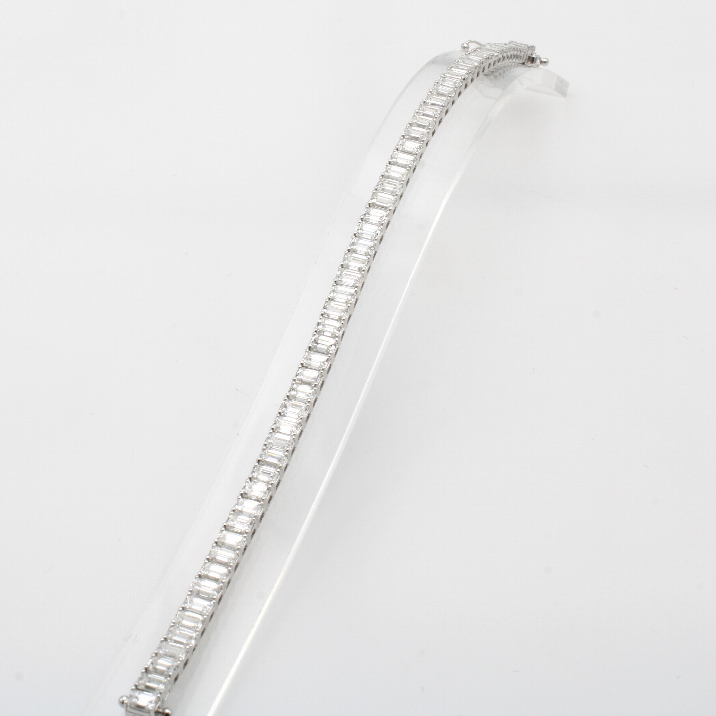 Image 27044071 - Armband mit Diamanten, WG 750/000, 59 Diam. im Em-Cut zus. ca. 11.81 ct feines Weiß/vs ...