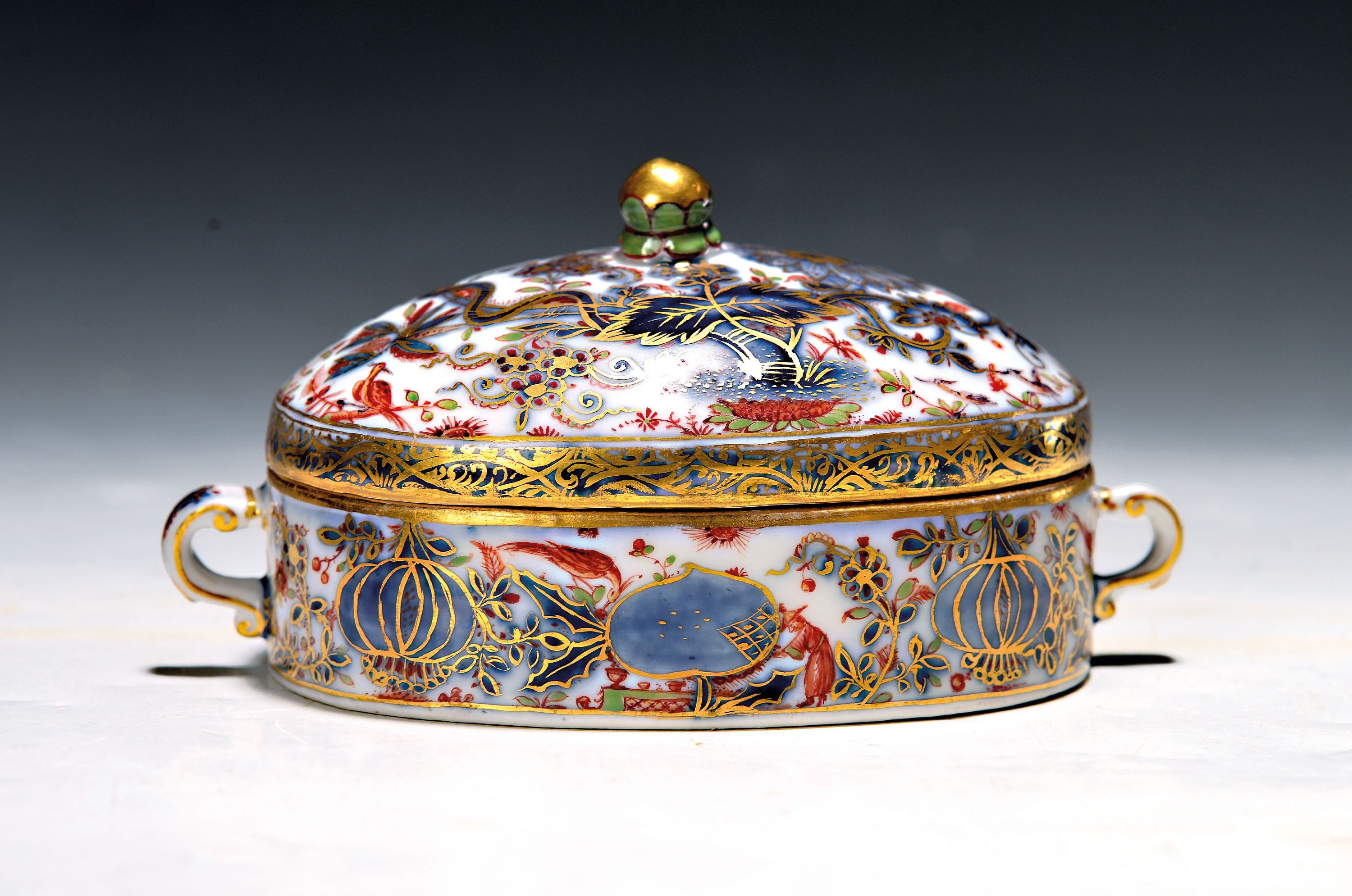 Ovale Deckeldose mit Doppelhenkel, Meissen, um 1740/45, Chinoiserie, Unterglasurblaue Bemalung, monogrammiert W = wohl Christoph Georg Wilke und ...