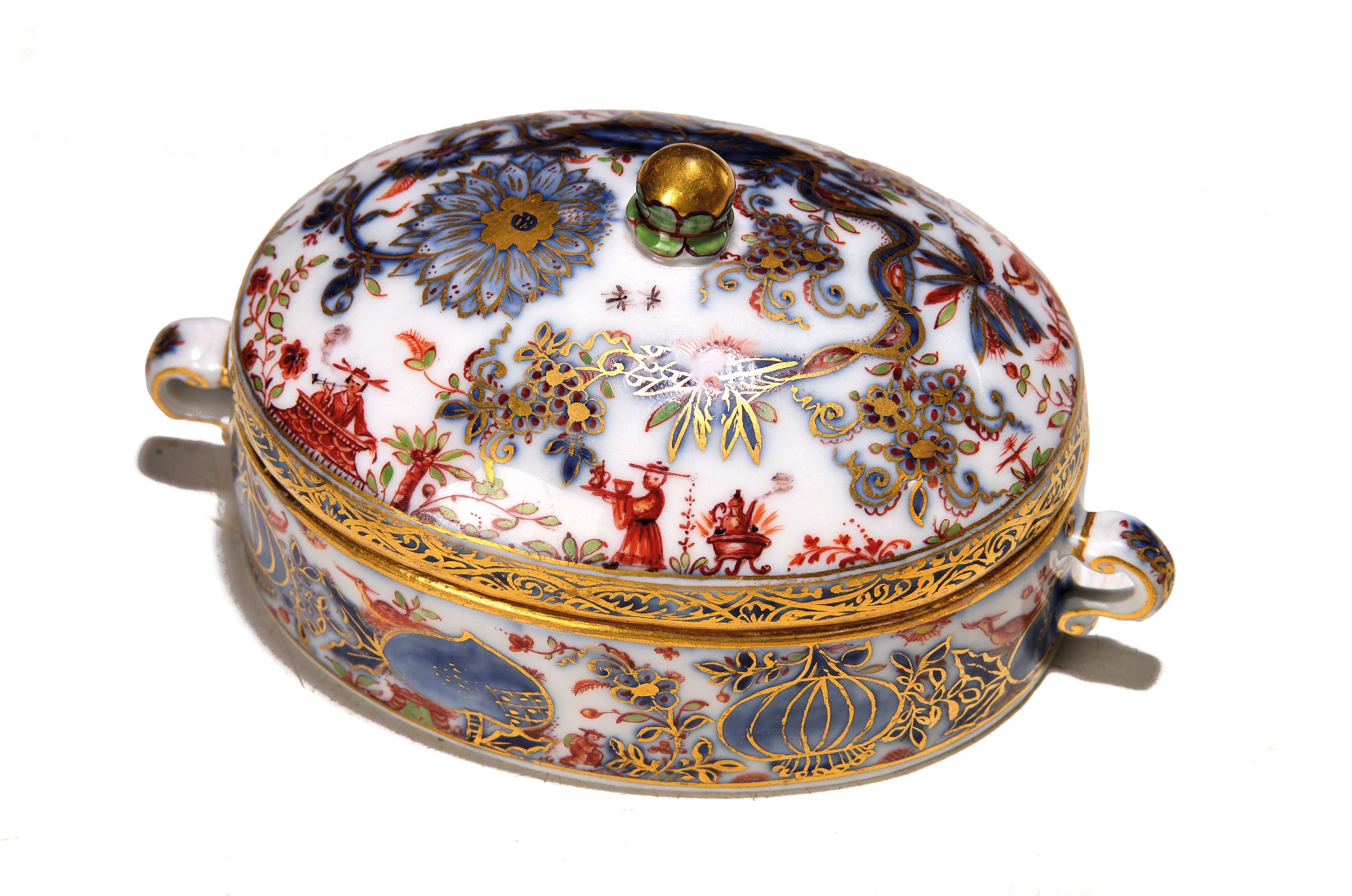 Detail a: Ovale Deckeldose mit Doppelhenkel, Meissen, um 1740/45, Chinoiserie, Unterglasurblaue Bemalung, monogrammiert W = wohl Christoph Georg Wilke und ...