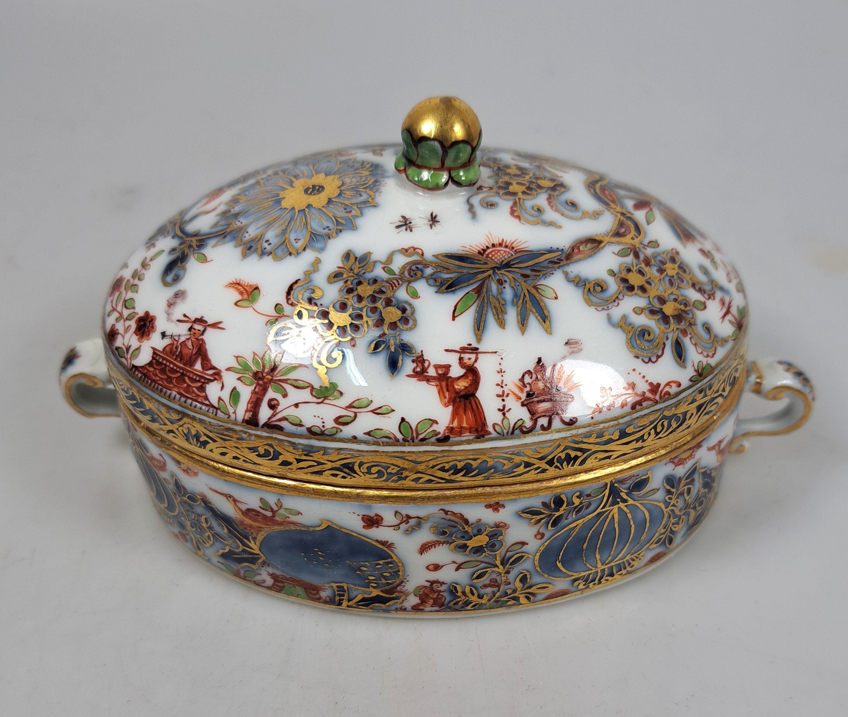 Detail b: Ovale Deckeldose mit Doppelhenkel, Meissen, um 1740/45, Chinoiserie, Unterglasurblaue Bemalung, monogrammiert W = wohl Christoph Georg Wilke und ...