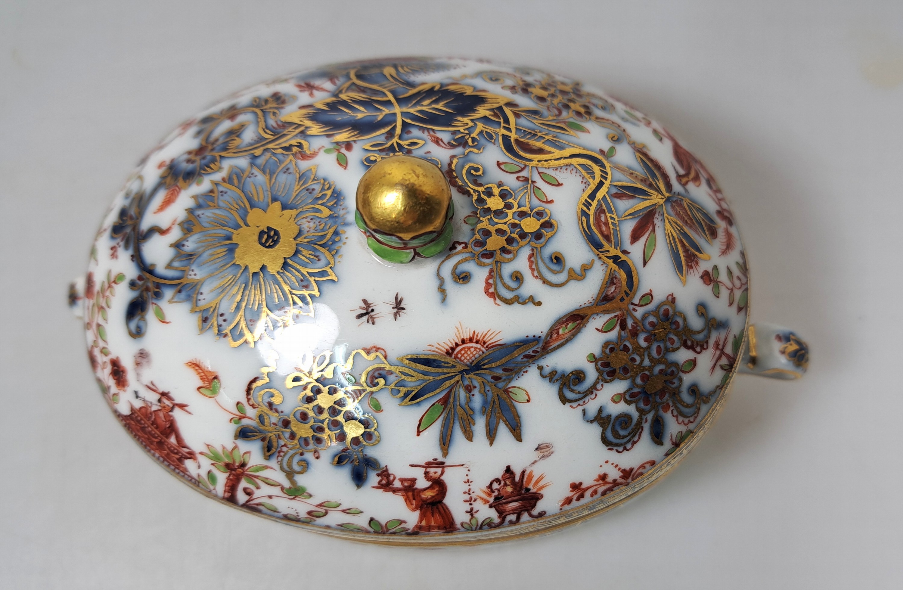 Detail c: Ovale Deckeldose mit Doppelhenkel, Meissen, um 1740/45, Chinoiserie, Unterglasurblaue Bemalung, monogrammiert W = wohl Christoph Georg Wilke und ...