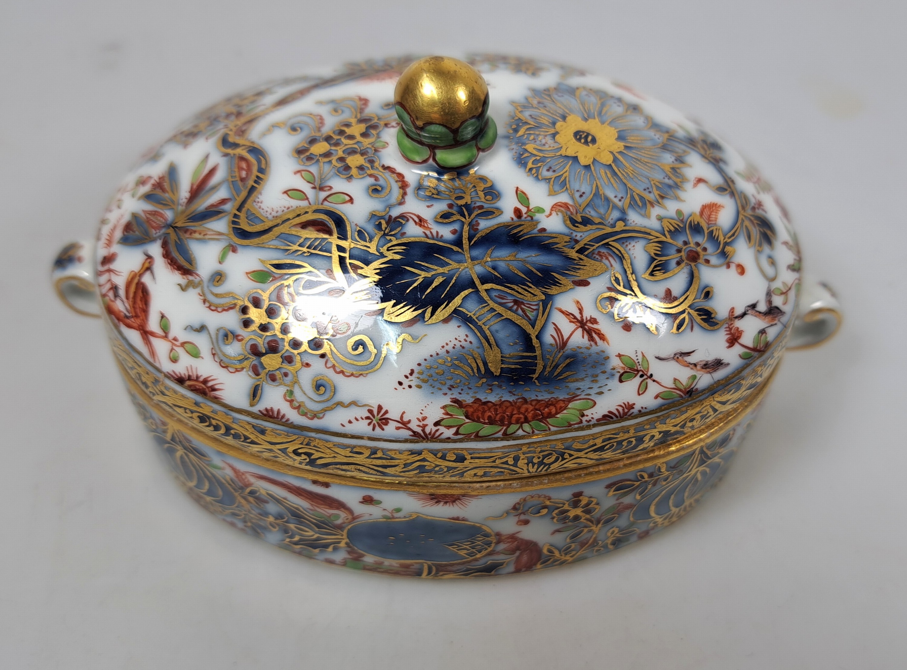 Detail d: Ovale Deckeldose mit Doppelhenkel, Meissen, um 1740/45, Chinoiserie, Unterglasurblaue Bemalung, monogrammiert W = wohl Christoph Georg Wilke und ...