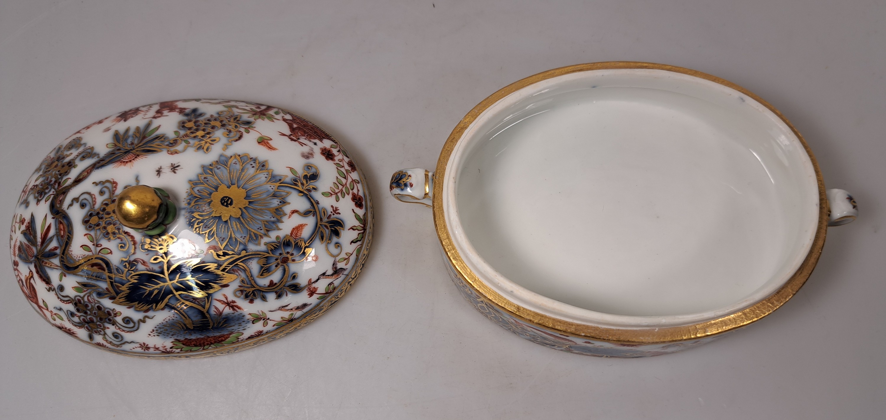 Detail e: Ovale Deckeldose mit Doppelhenkel, Meissen, um 1740/45, Chinoiserie, Unterglasurblaue Bemalung, monogrammiert W = wohl Christoph Georg Wilke und ...