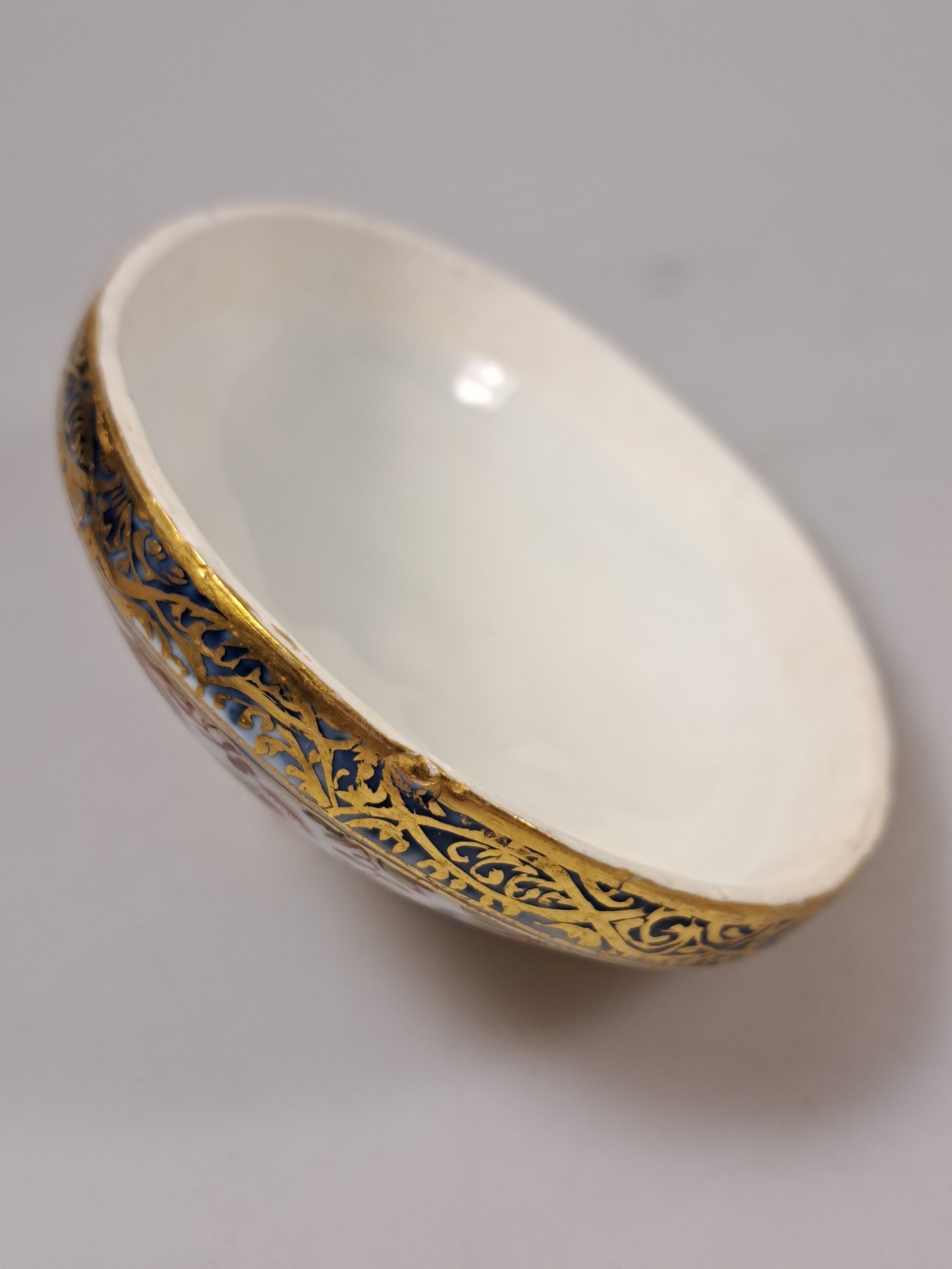 Detail h: Ovale Deckeldose mit Doppelhenkel, Meissen, um 1740/45, Chinoiserie, Unterglasurblaue Bemalung, monogrammiert W = wohl Christoph Georg Wilke und ...