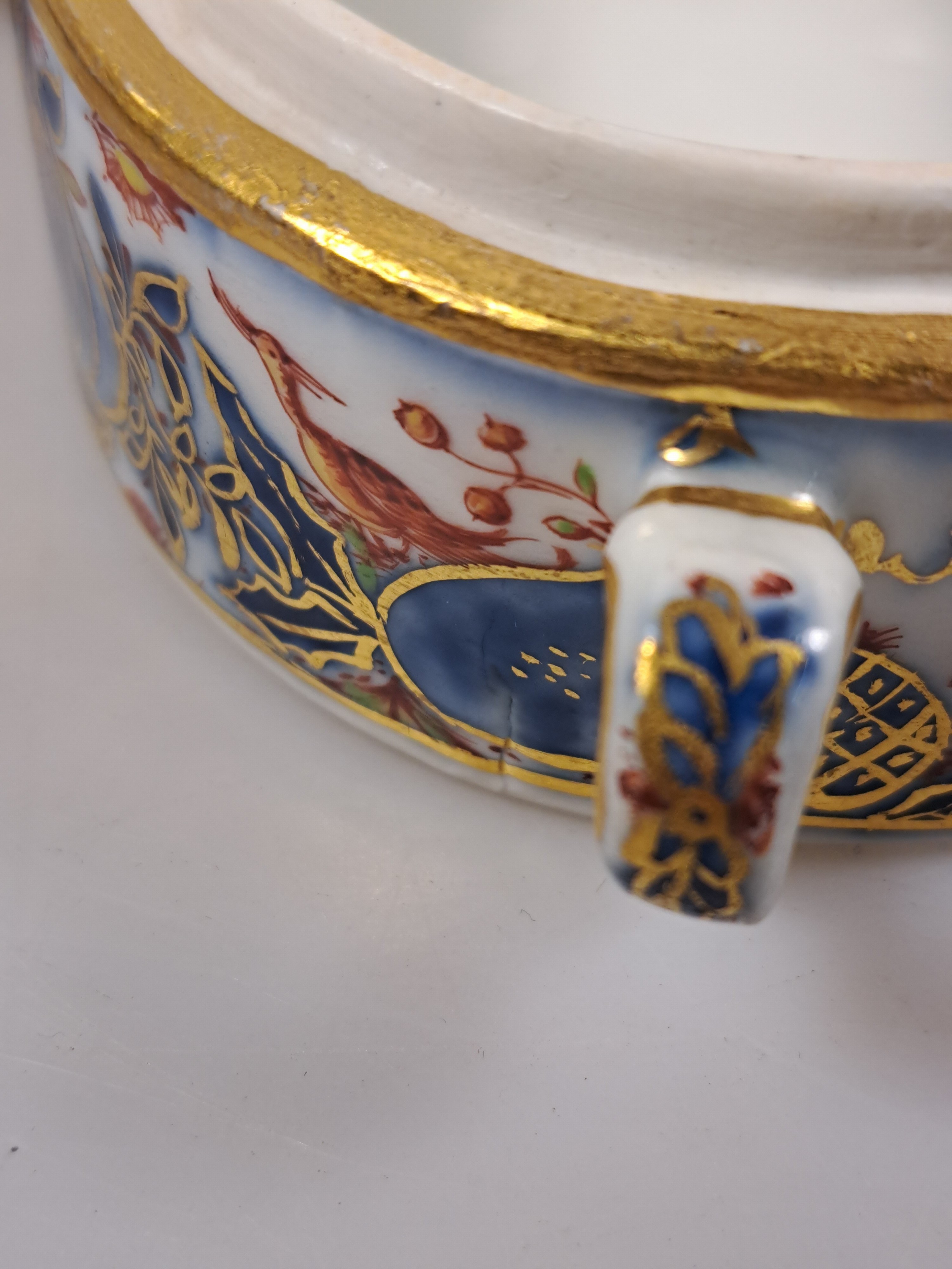 Detail i: Ovale Deckeldose mit Doppelhenkel, Meissen, um 1740/45, Chinoiserie, Unterglasurblaue Bemalung, monogrammiert W = wohl Christoph Georg Wilke und ...