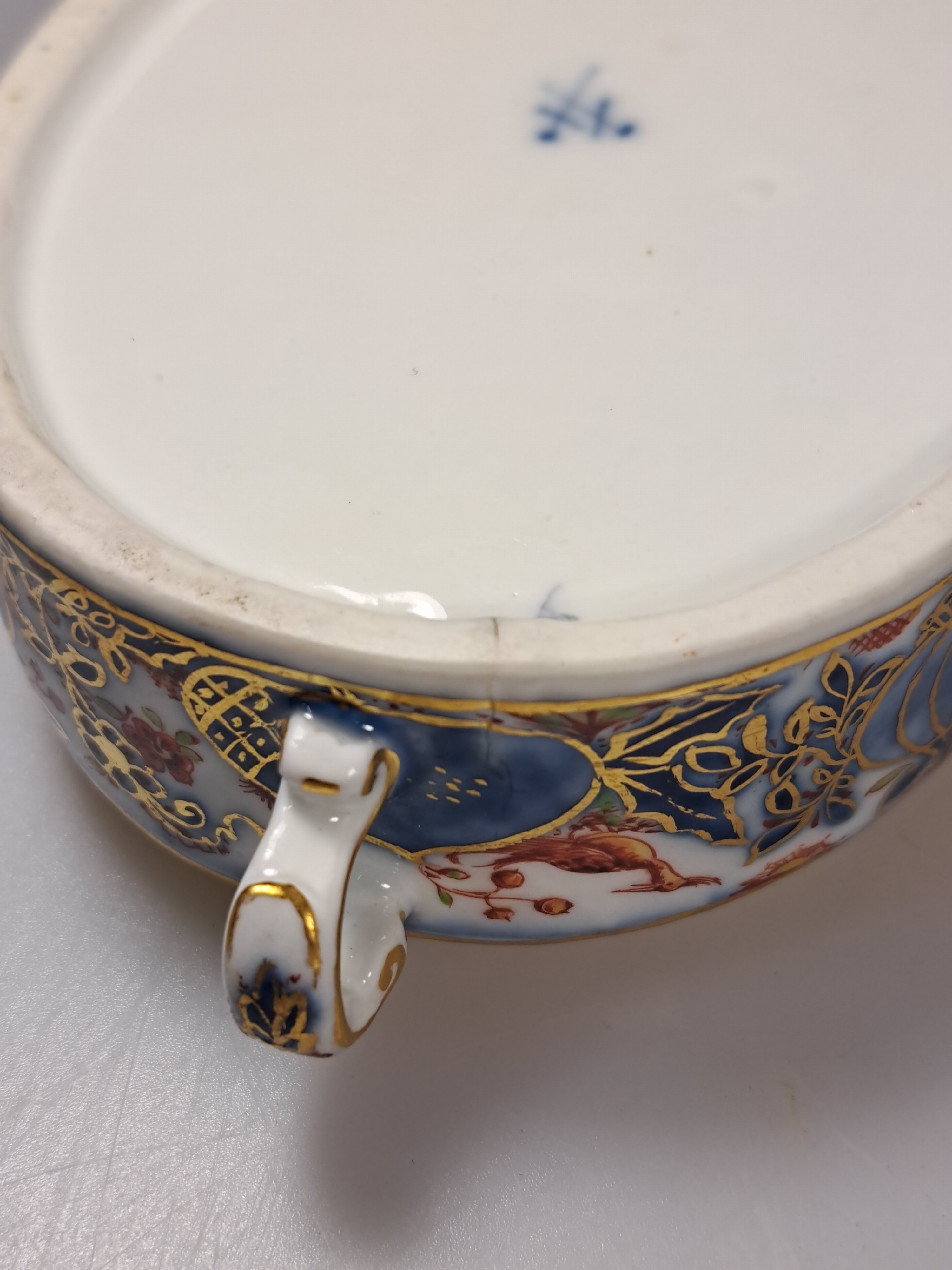 Detail j: Ovale Deckeldose mit Doppelhenkel, Meissen, um 1740/45, Chinoiserie, Unterglasurblaue Bemalung, monogrammiert W = wohl Christoph Georg Wilke und ...