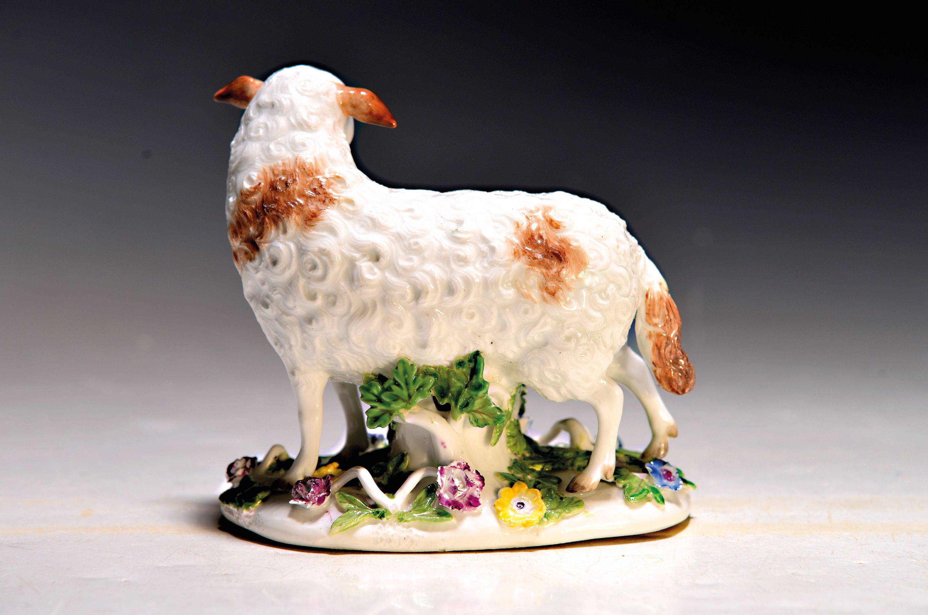 Detail a: Porzellanfigur, "Schaf", Meissen, um, 1747-50, Entwurf P. Reinicke 1747, stehendes Schaf auf flachem Fladensockel, dieser mit dichten ...
