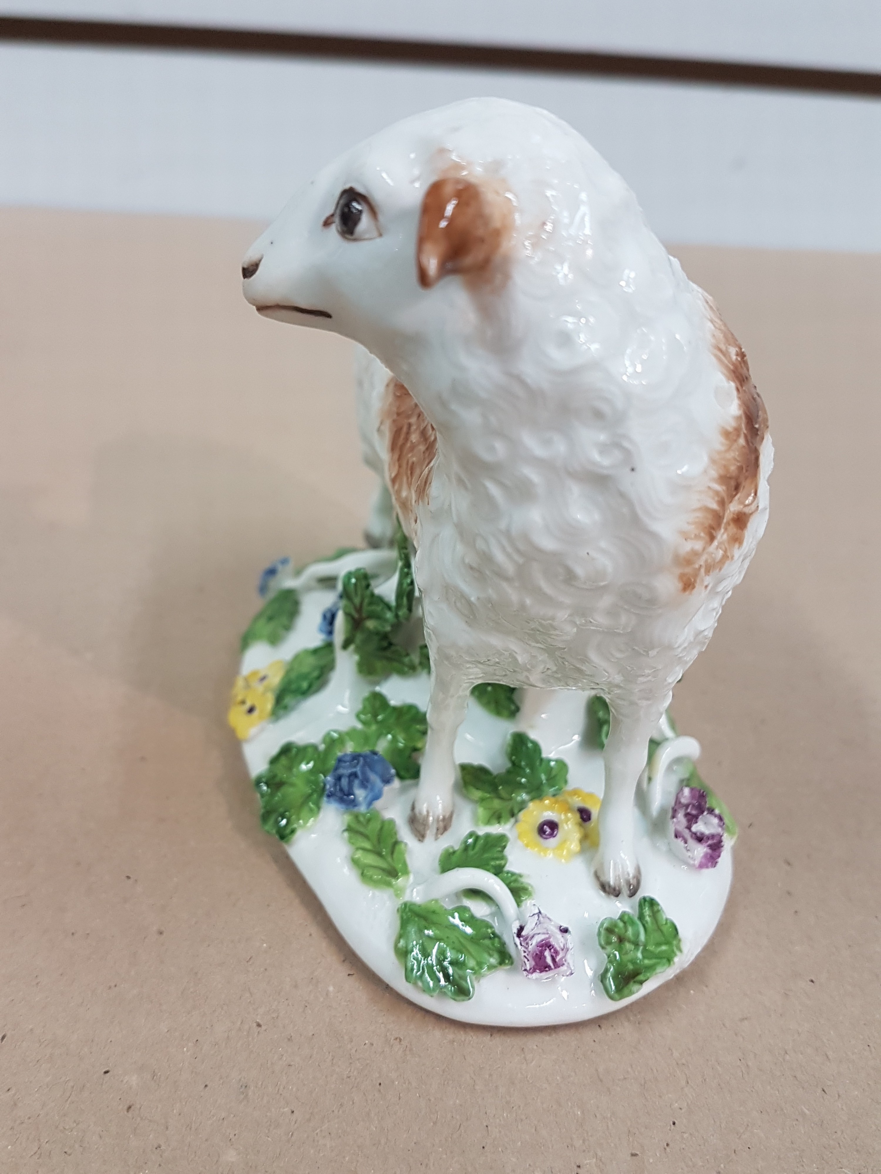 Detail c: Porzellanfigur, "Schaf", Meissen, um, 1747-50, Entwurf P. Reinicke 1747, stehendes Schaf auf flachem Fladensockel, dieser mit dichten ...