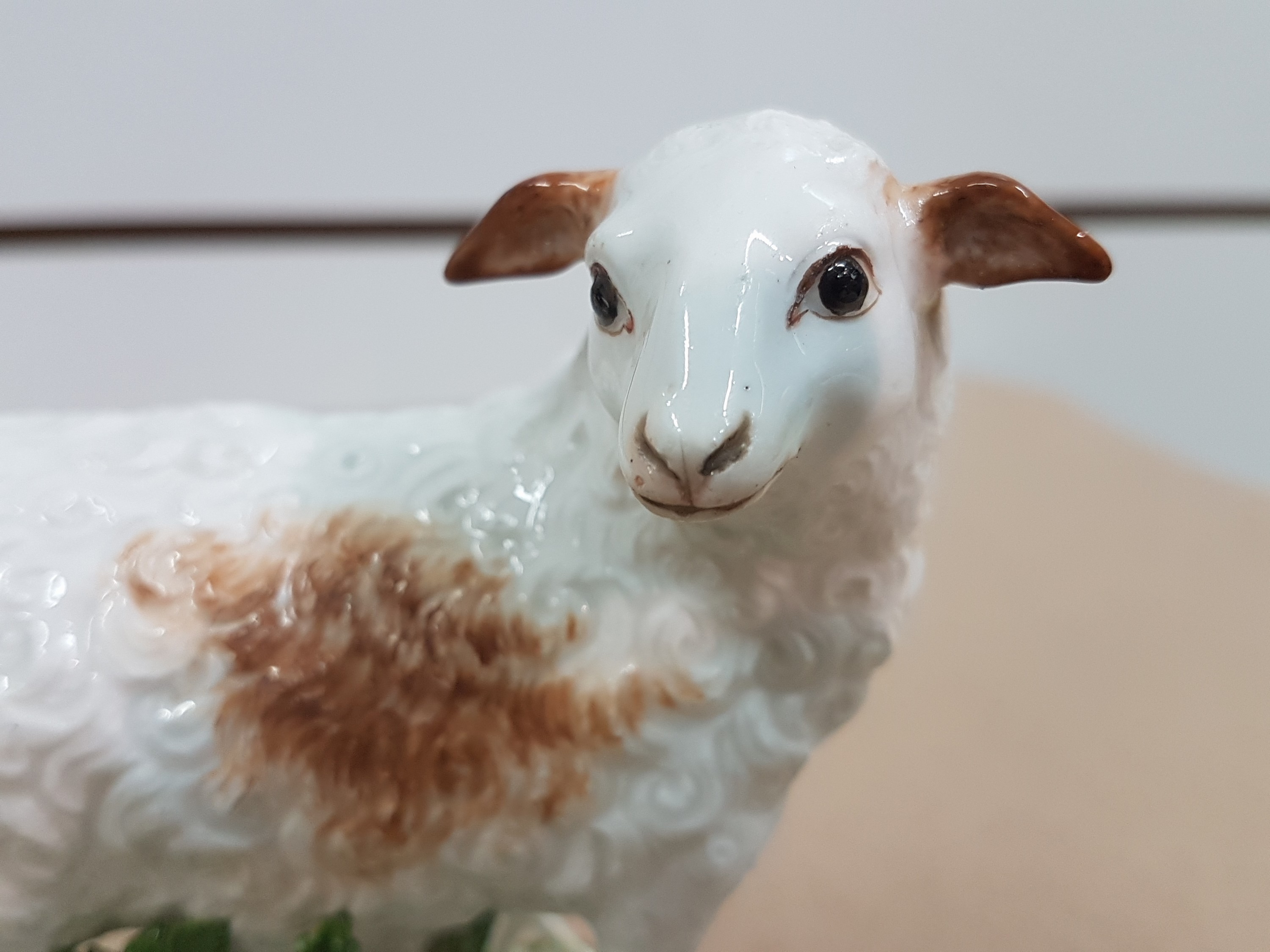Detail g: Porzellanfigur, "Schaf", Meissen, um, 1747-50, Entwurf P. Reinicke 1747, stehendes Schaf auf flachem Fladensockel, dieser mit dichten ...