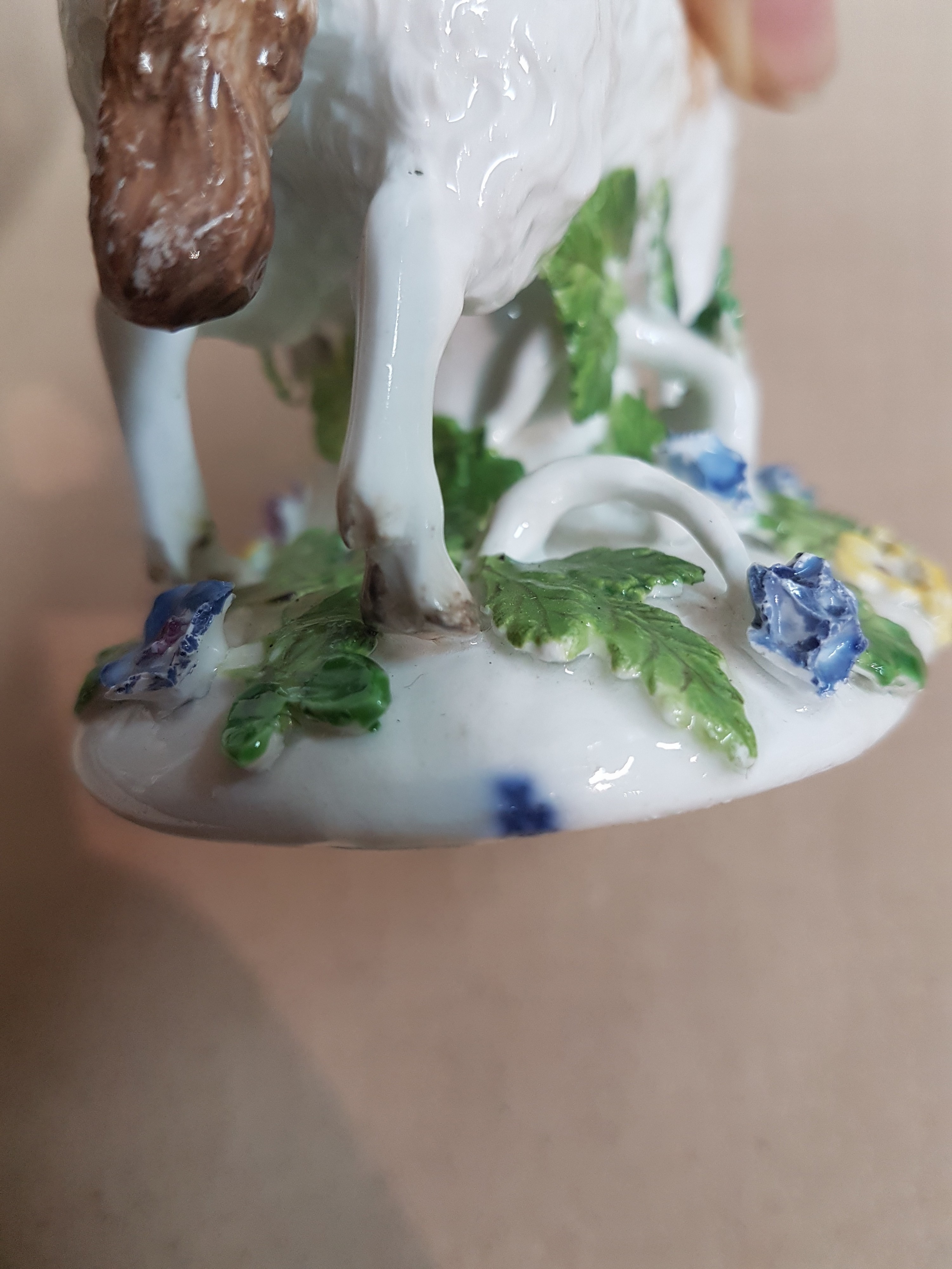 Detail i: Porzellanfigur, "Schaf", Meissen, um, 1747-50, Entwurf P. Reinicke 1747, stehendes Schaf auf flachem Fladensockel, dieser mit dichten ...