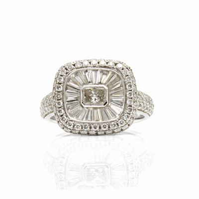 27044001a - Ring mit Diamanten und Brillanten, WG 750/ 000, 1 Diam.-Radiant ca. 0.34 ct, 20 Diam.- ...