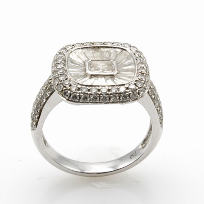 27044001b - Ring mit Diamanten und Brillanten, WG 750/ 000, 1 Diam.-Radiant ca. 0.34 ct, 20 Diam.- ...