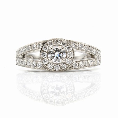 27044003a - Ring mit Brillanten, WG 750/000, Mittelstein ca. 0.30 ct und 72 Brill. zus. ca. 0.91 ct ...