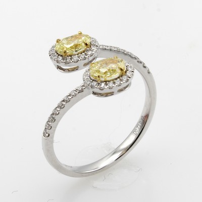 Image Ring mit Diamanten und Brillanten, WG 750/ 000, 2 ovale Diam. zus. ca. 0.73 ct fancy ...