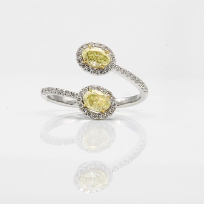 27044004a - Ring mit Diamanten und Brillanten, WG 750/ 000, 2 ovale Diam. zus. ca. 0.73 ct fancy ...