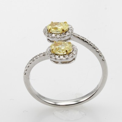 27044004b - Ring mit Diamanten und Brillanten, WG 750/ 000, 2 ovale Diam. zus. ca. 0.73 ct fancy ...