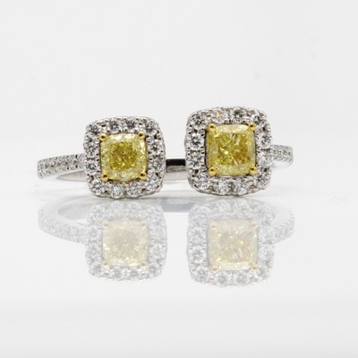 27044005a - Ring mit Diamanten und Brillanten, WG 750/ 000, 2 Diam. im Cushionschliff zus. ca. 0.65 ...