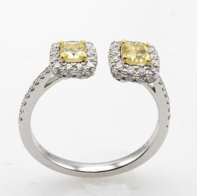 27044005b - Ring mit Diamanten und Brillanten, WG 750/ 000, 2 Diam. im Cushionschliff zus. ca. 0.65 ...