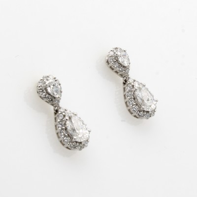 Image Paar Ohrgehänge mit Diamanten und Brillanten, WG 750/000, 2 Diam.-Tropfen zus. ca. 1.02 ...