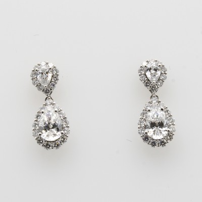 27044007a - Paar Ohrgehänge mit Diamanten und Brillanten, WG 750/000, 2 Diam.-Tropfen zus. ca. 1.02 ...