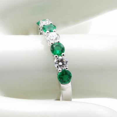 27044014a - Ring mit Smaragden und Brillanten, WG 750/ 000, 3 Brill. zus. ca. 0.35 ct feines ...