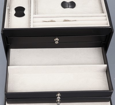 27044053b - Schmuckkoffer aus schwarzen Glattleder, Innenausstattung aus hellgrauem ...