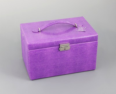 Image Schmuckkoffer aus lilafarb. Leder in Echsen- optik, Innenausstattung aus dunkelgrauem ...