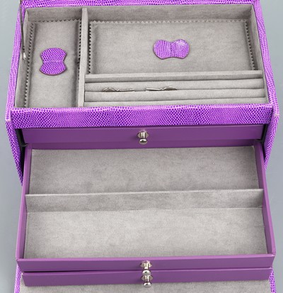27044055b - Schmuckkoffer aus lilafarb. Leder in Echsen- optik, Innenausstattung aus dunkelgrauem ...