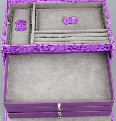 27044055c - Schmuckkoffer aus lilafarb. Leder in Echsen- optik, Innenausstattung aus dunkelgrauem ...