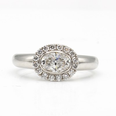 27044057a - Ring mit Diamant und Brillanten, WG 750/000, diam. ca. 0.73 ct hochfeines Weiß(D)/vs1 ...