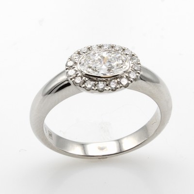 27044057b - Ring mit Diamant und Brillanten, WG 750/000, diam. ca. 0.73 ct hochfeines Weiß(D)/vs1 ...