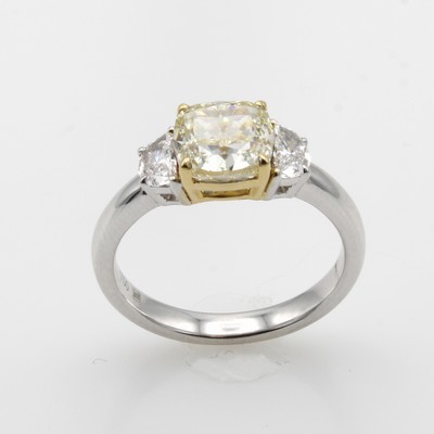 27044061a - Ring mit Diamanten, WG 750/000, 1 Diam. im Cushionschliff 2.4 ct get (U-V9)/vvs1 mit Ex- ...