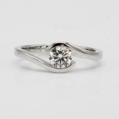 27044062b - Ring mit Brillantsolitär, WG 750/000, Brill. 0.50 ct feines Weiß(G)/si1 mit Expertise, ...